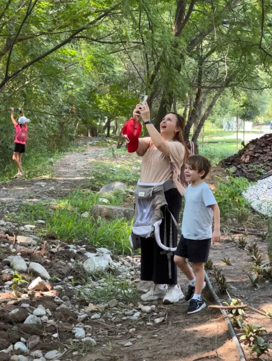 Mamá y su hijo al aire libre